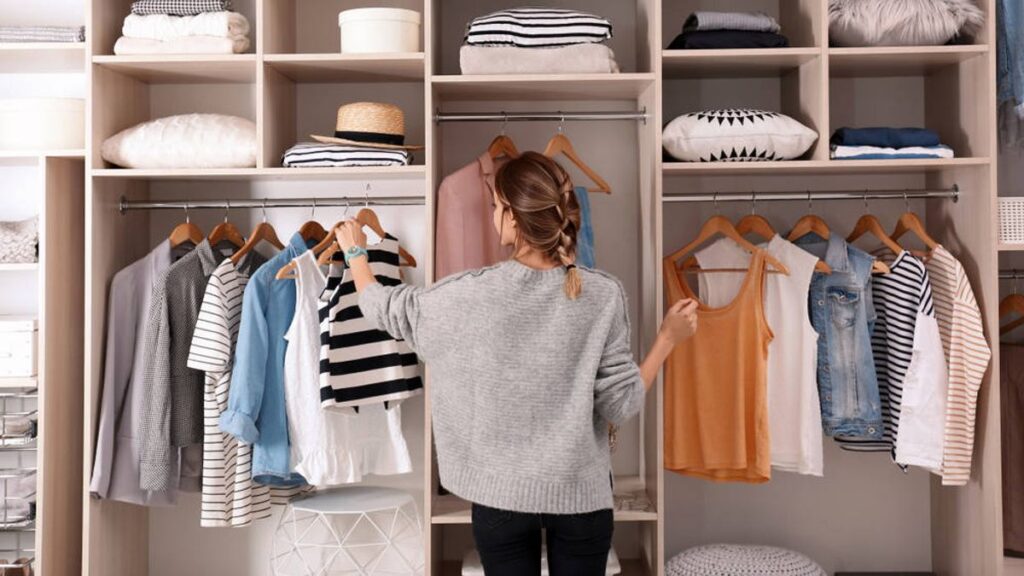 10 formas sencillas de organizar tu armario