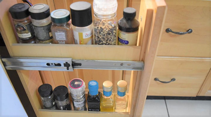 Ideas inteligentes de almacenamiento en cocinas pequeñas por expertos en organización